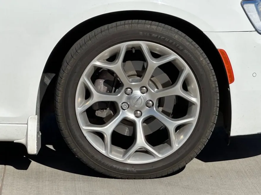 2018 Chrysler 300 C photo 1