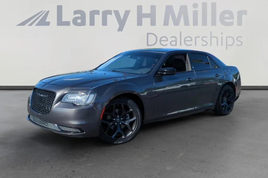2022 Chrysler 300 Touring photo 1