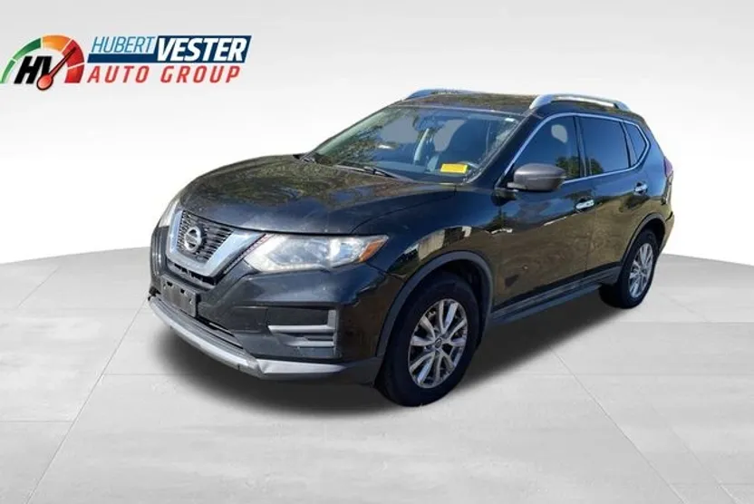 2017 Nissan Rogue SV photo 1