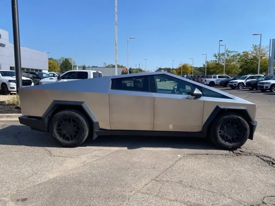 2024 Tesla Cybertruck photo 1