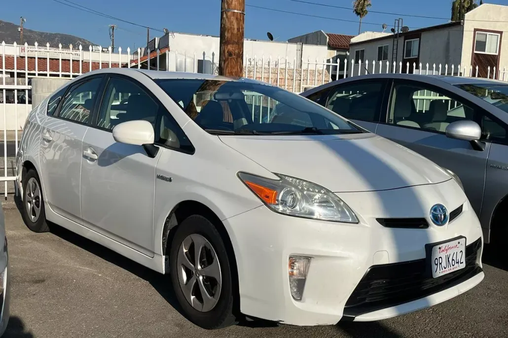 2014 Toyota Prius Three photo 1