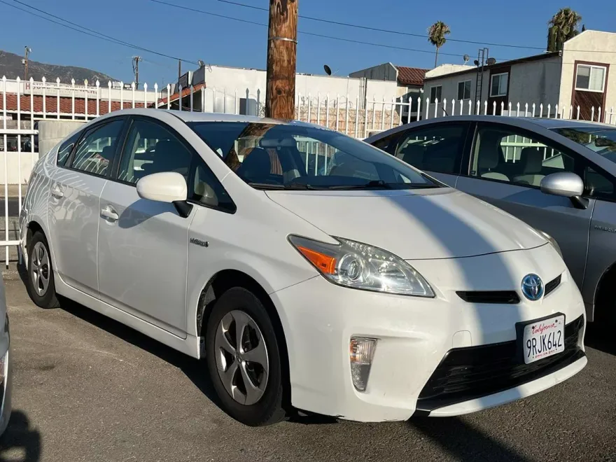 2014 Toyota Prius Three photo 1
