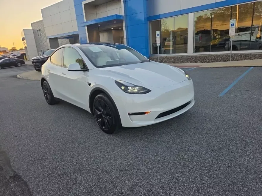 2025 Tesla Model Y Long Range photo 1