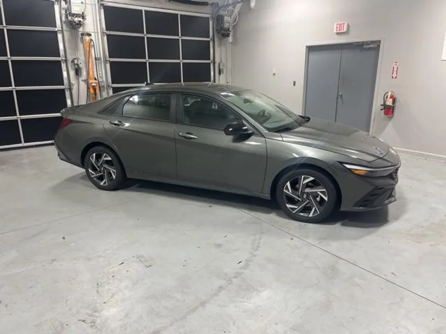 2025 Hyundai Elantra SEL Sport photo 1