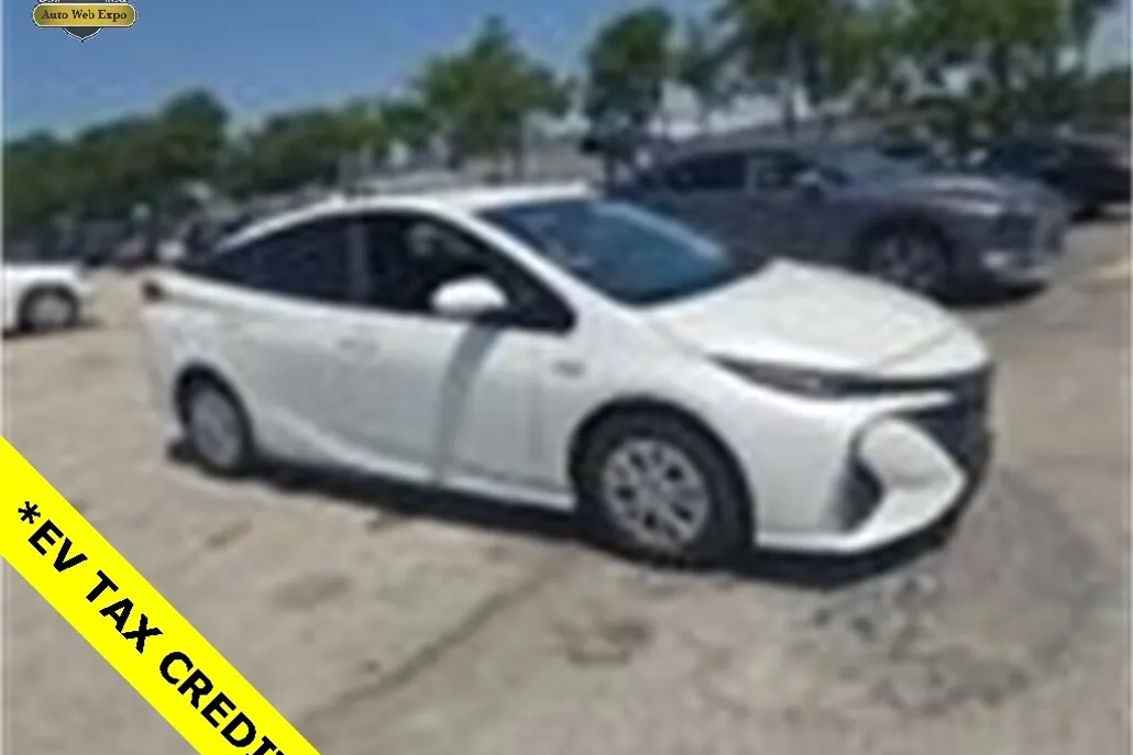 2017 Toyota Prius Prime Plus photo 1
