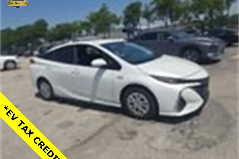 2017 Toyota Prius Prime Plus photo 1