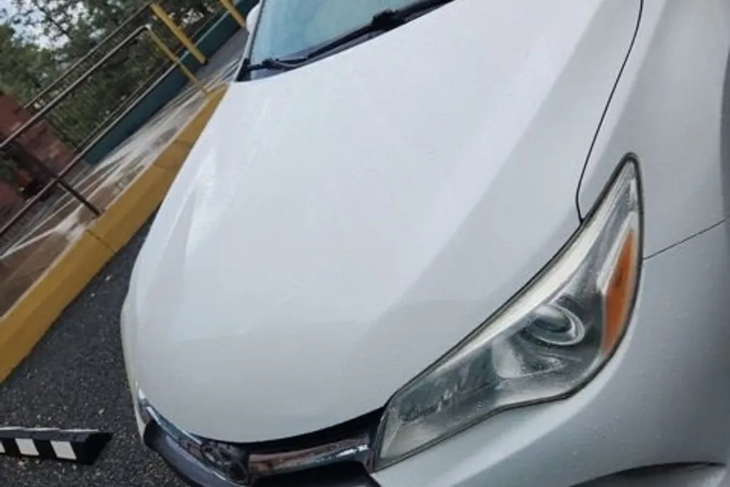 2016 Toyota Camry LE photo 1