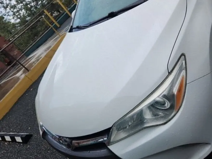 2016 Toyota Camry LE photo 1
