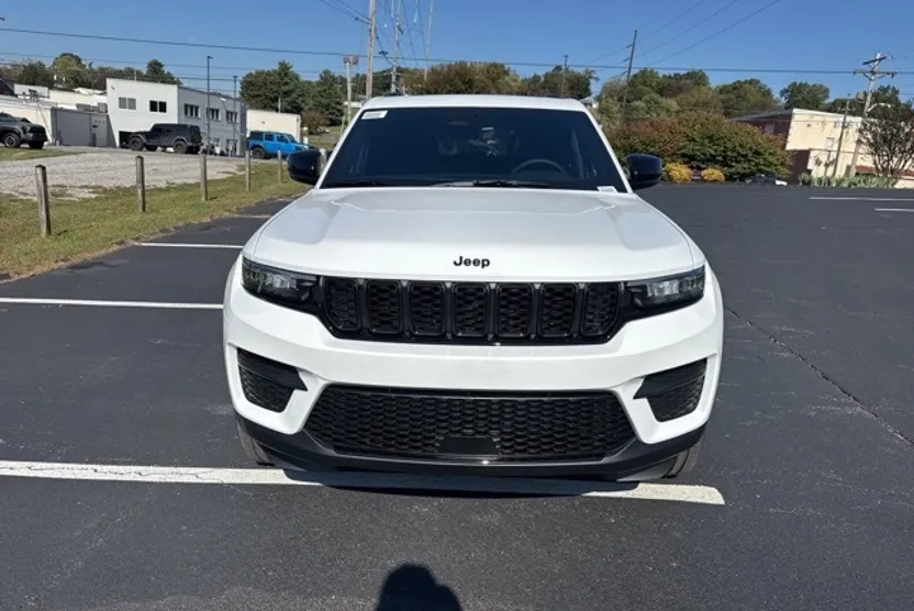 2025 Jeep Grand Cherokee Altitude photo 1