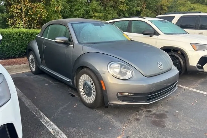 2013 Volkswagen Beetle 2.5L Convertible photo 1