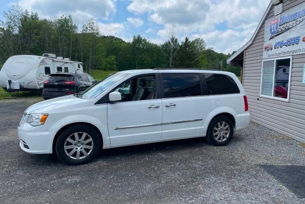 2015 Chrysler Town & Country Touring photo 1