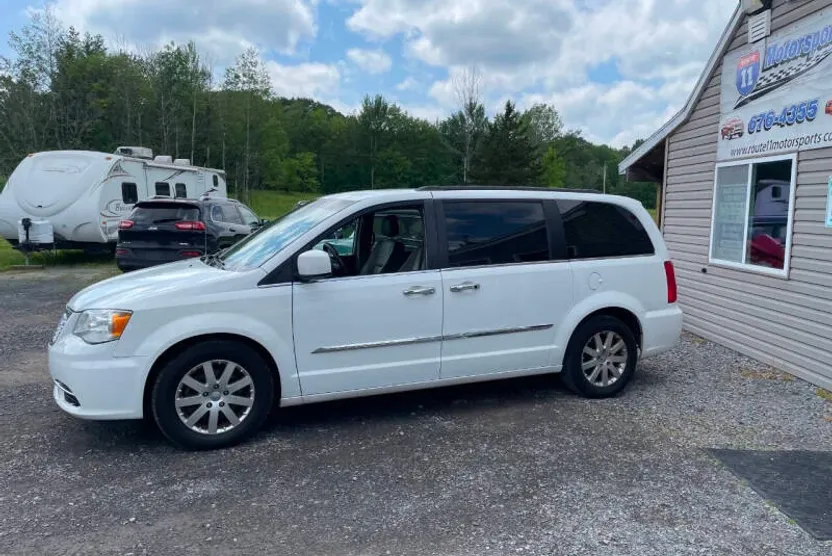 2015 Chrysler Town & Country Touring photo 1
