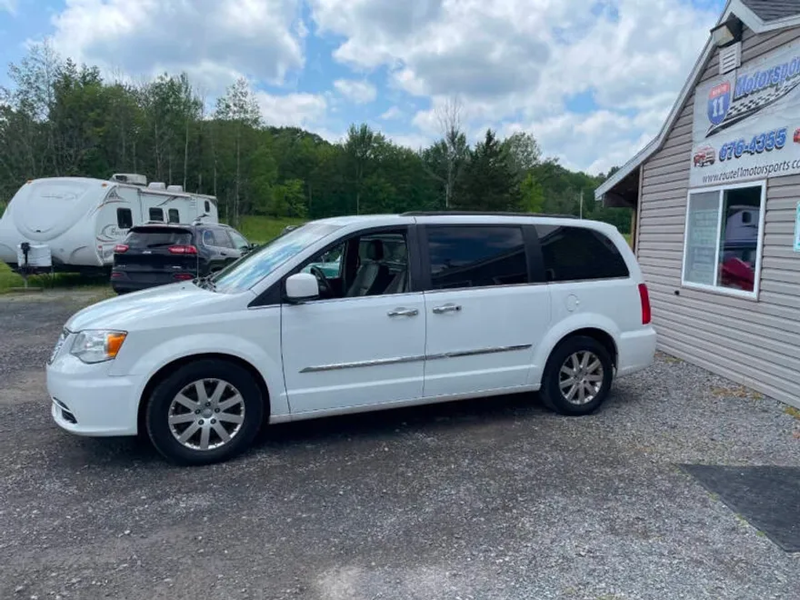 2015 Chrysler Town & Country Touring photo 1