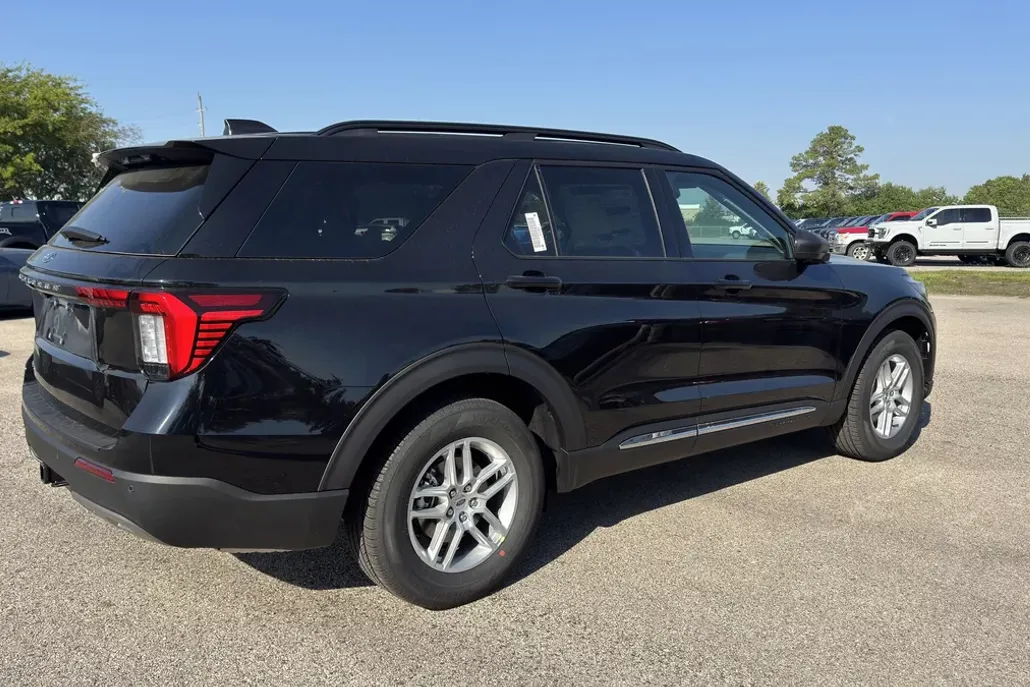 2025 Ford Explorer photo 1