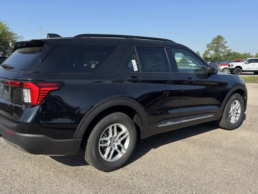 2025 Ford Explorer photo 1