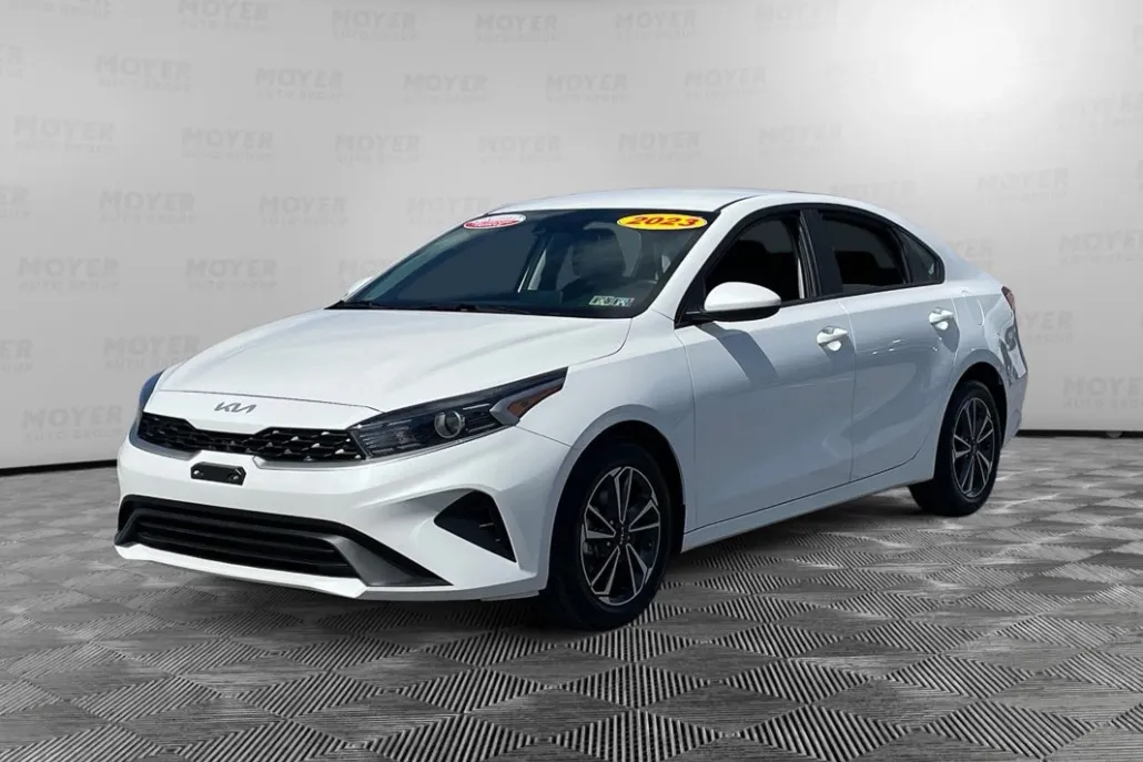 2023 Kia Forte LXS photo 1