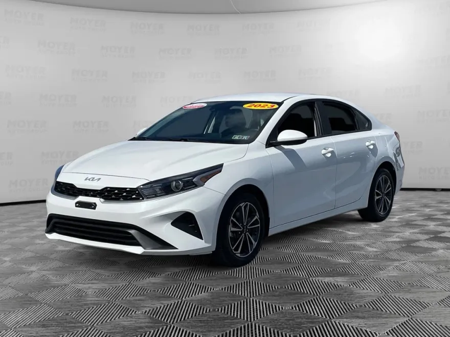 2023 Kia Forte LXS photo 1
