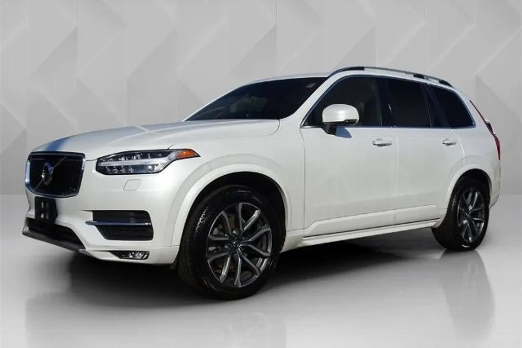 2017 Volvo XC90 T6 Momentum photo 1