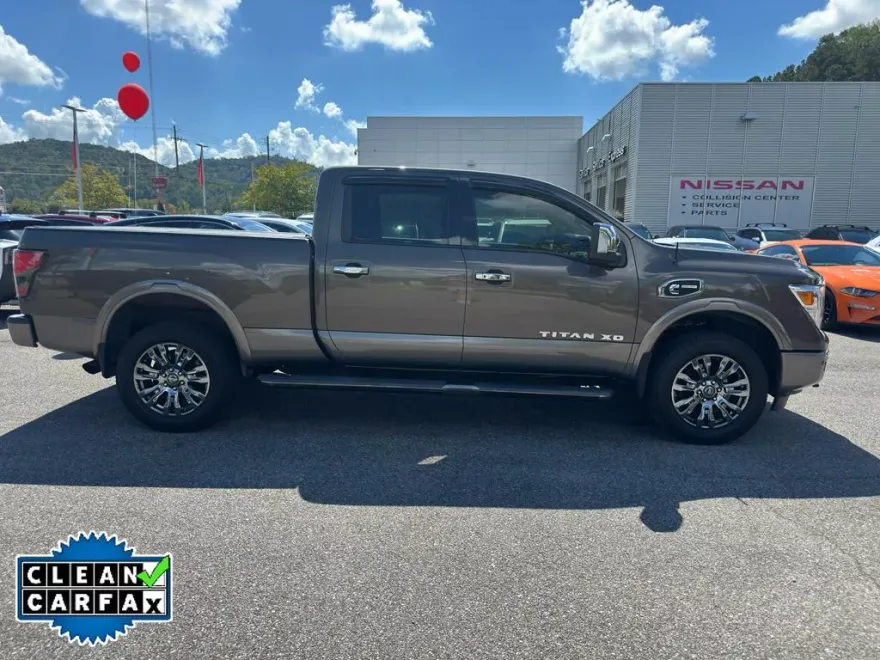 2018 Nissan Titan Platinum Reserve Crew Cab photo 1