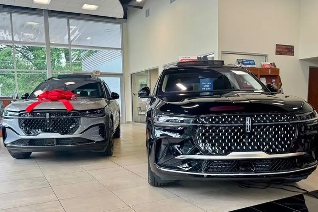 2023 Lincoln Aviator Black Label photo 1