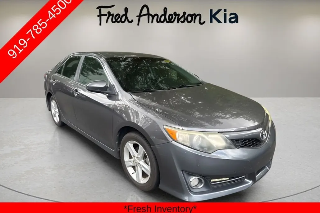 2013 Toyota Camry SE photo 1