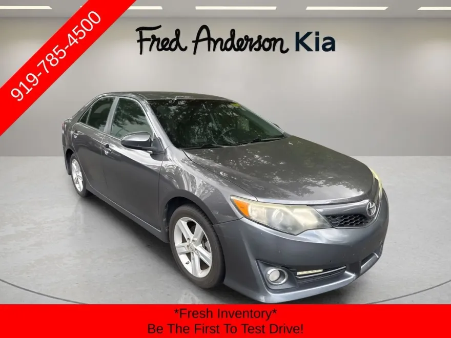 2013 Toyota Camry SE photo 1