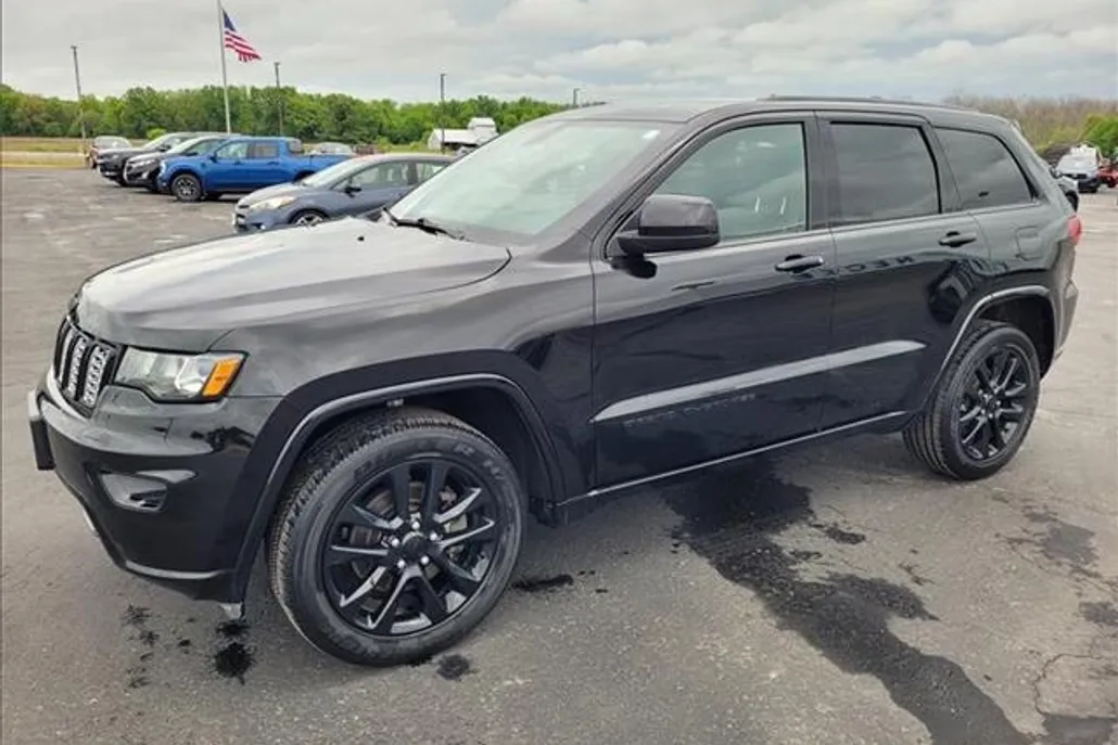 2021 Jeep Grand Cherokee Laredo photo 1