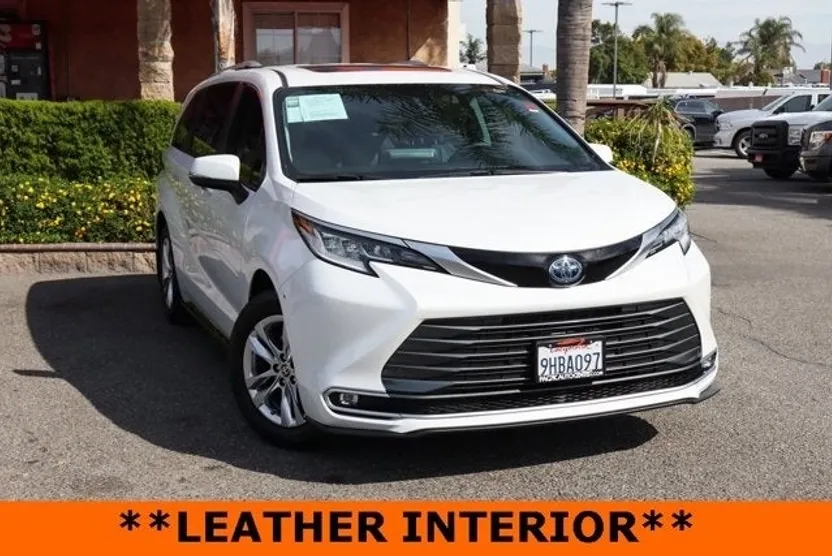 2023 Toyota Sienna Limited photo 1