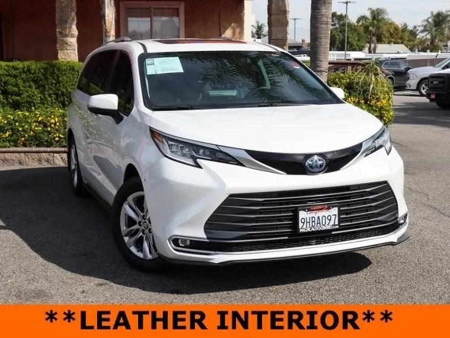 2023 Toyota Sienna Limited photo 1