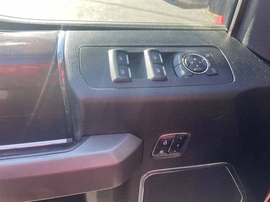 2015 Ford F-150 Platinum photo 15