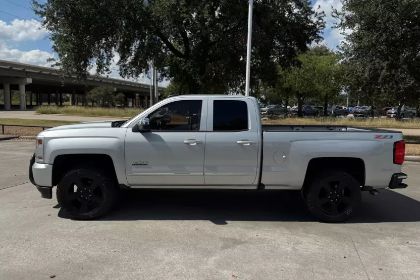 2017 Chevrolet Silverado 1500 LT photo 1