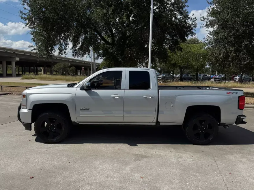 2017 Chevrolet Silverado 1500 LT photo 1