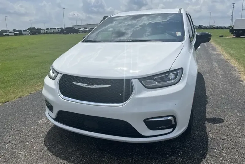2025 Chrysler Pacifica photo 1