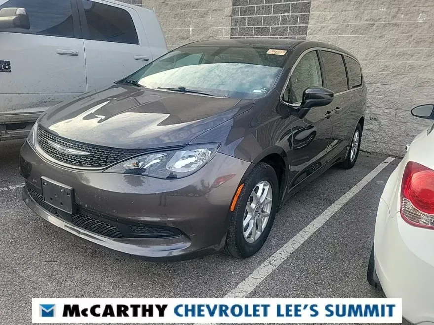 2022 Chrysler Voyager LX photo 1