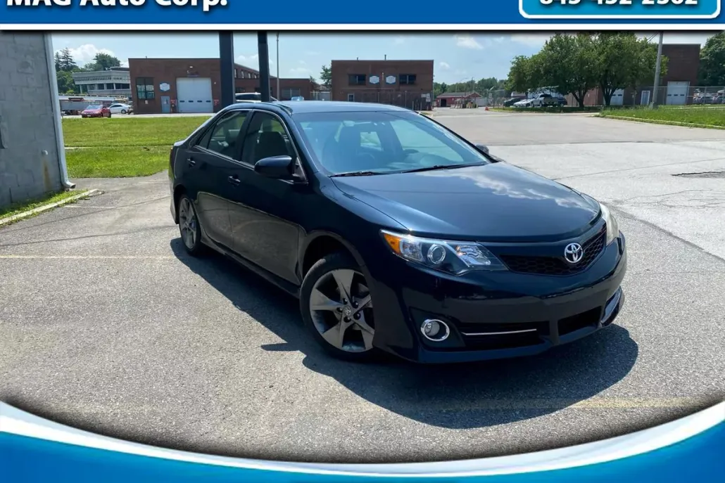 2014 Toyota Camry SE photo 1