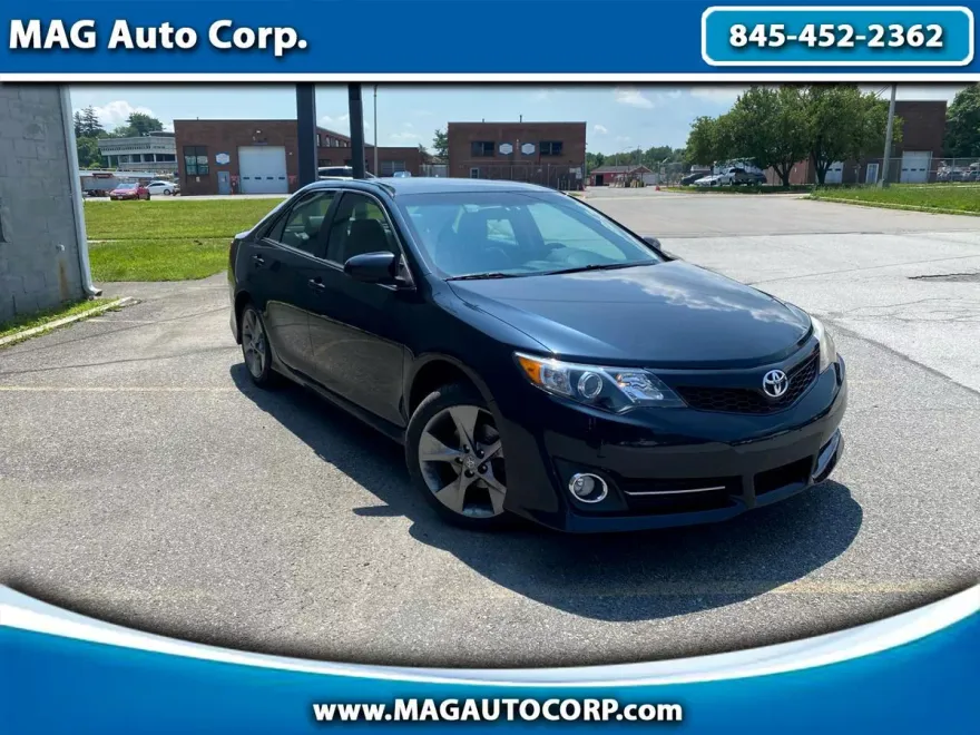 2014 Toyota Camry SE photo 1