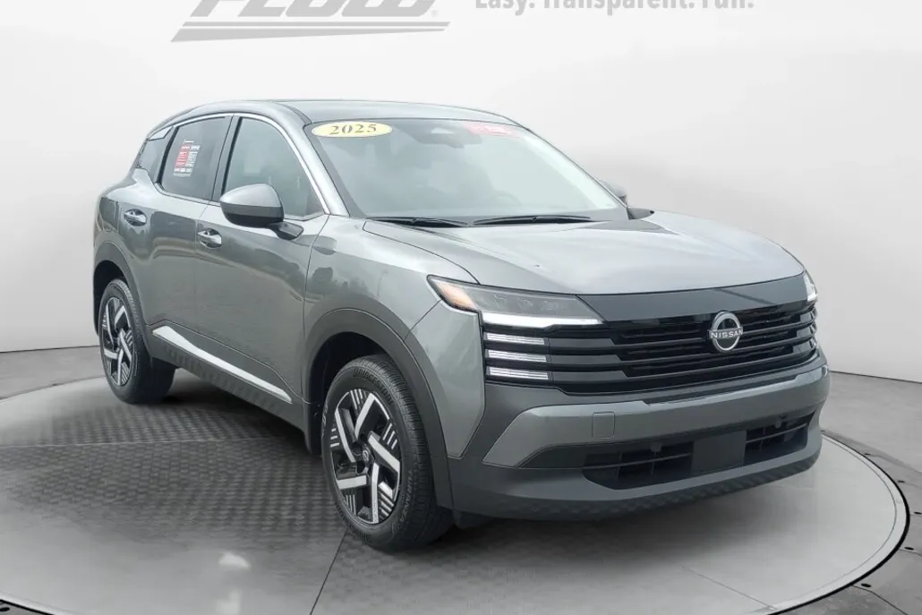 2025 Nissan Kicks SV photo 1