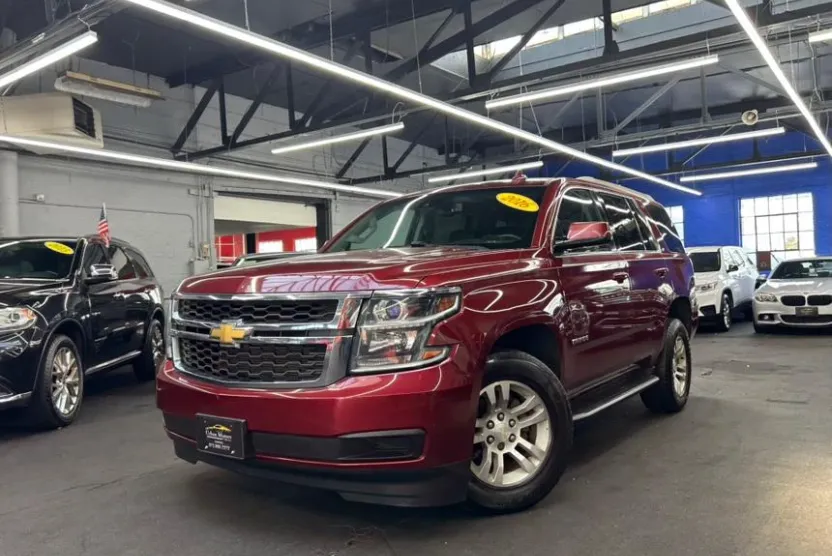 2016 Chevrolet Tahoe LT photo 1