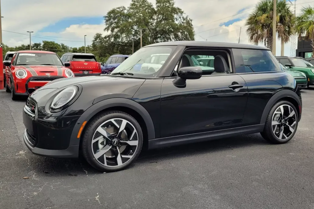 2025 Mini Cooper 2 Door Hardtop Signature photo 1