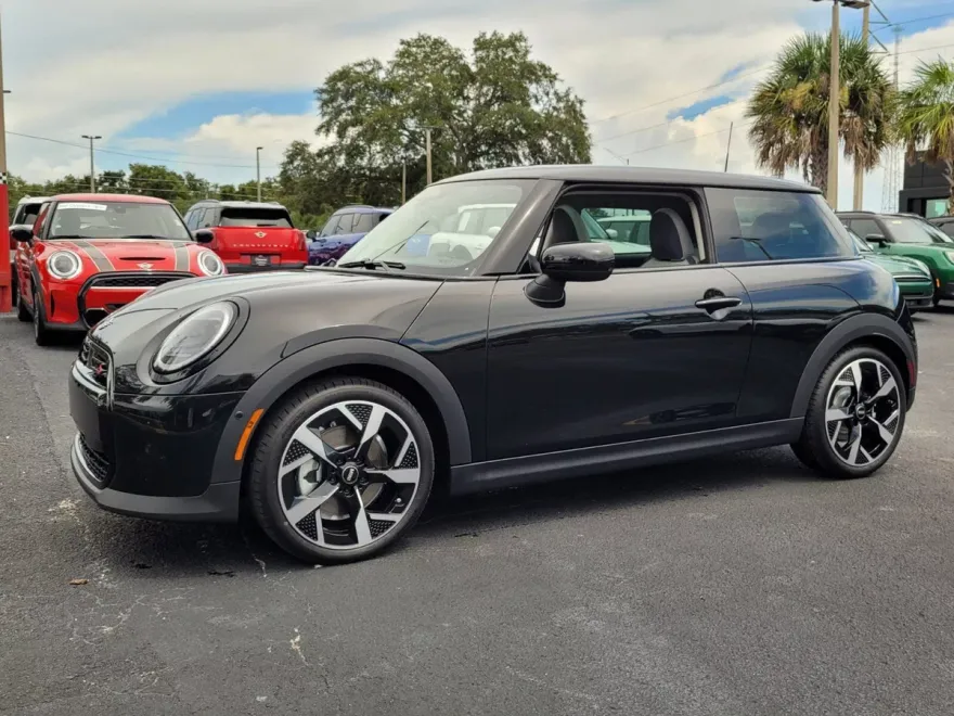 2025 Mini Cooper 2 Door Hardtop Signature photo 1