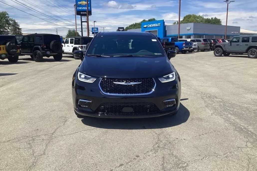 2026 Chrysler Pacifica photo 1
