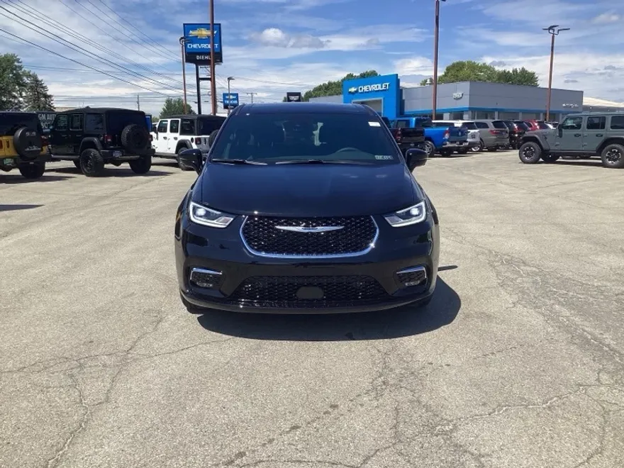 2026 Chrysler Pacifica photo 1