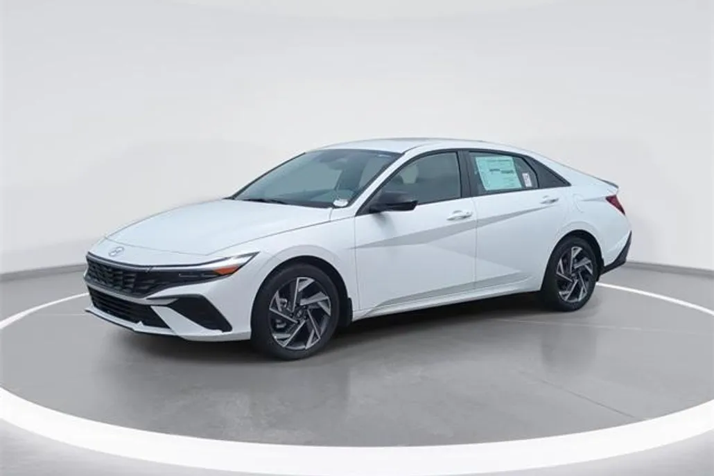 2025 Hyundai Elantra SEL Sport photo 1