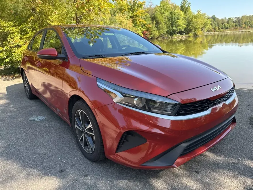 2023 Kia Forte LXS photo 1