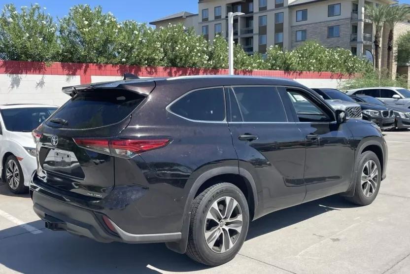 2021 Toyota Highlander XLE photo 1
