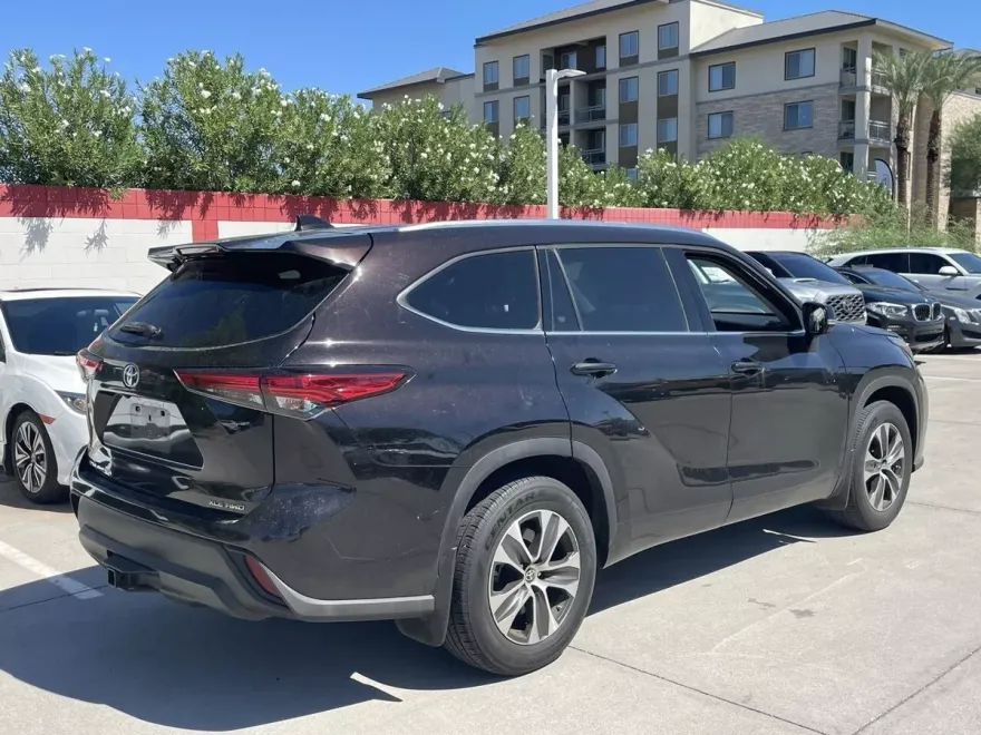 2021 Toyota Highlander XLE photo 1
