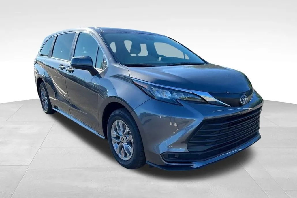 2025 Toyota Sienna LE photo 1