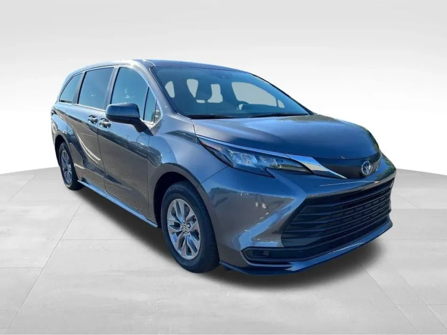 2025 Toyota Sienna LE photo 1