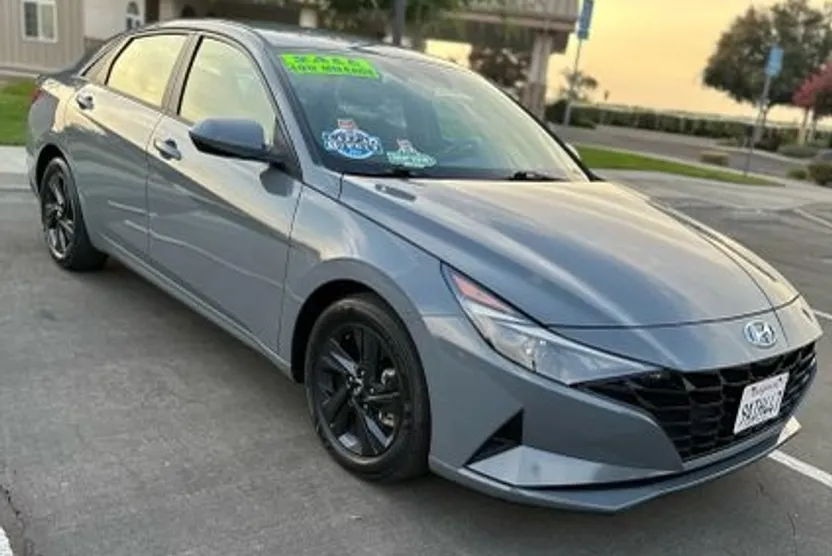 2022 Hyundai Elantra SEL photo 1