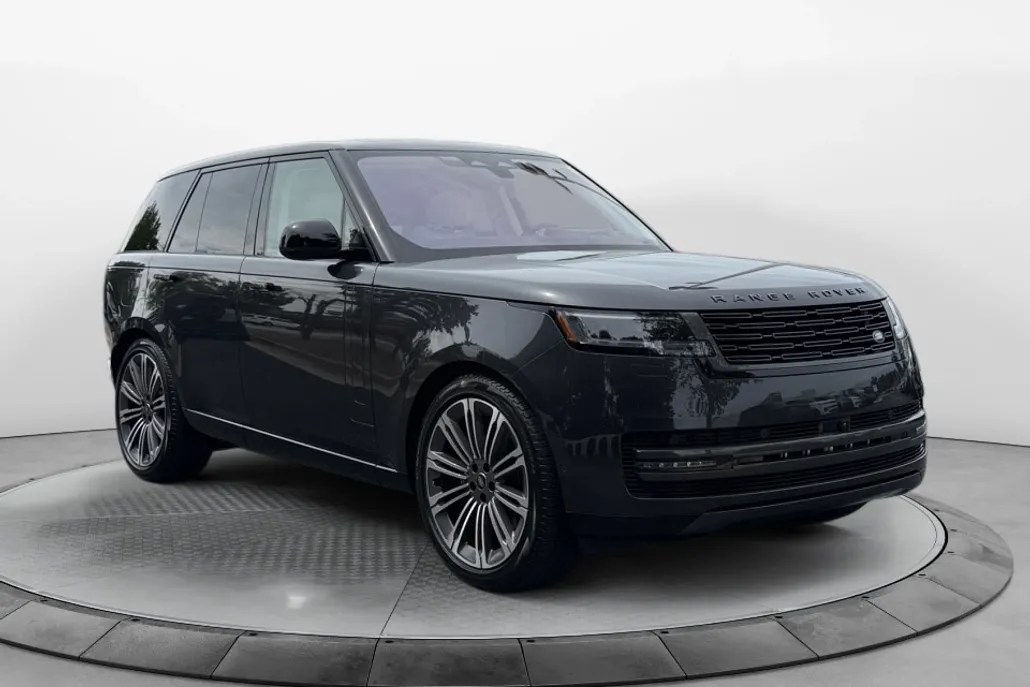 2023 Land Rover Range Rover SE photo 1